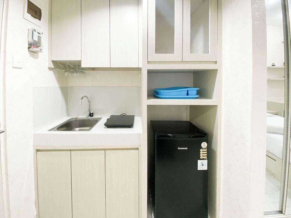 Семаранг: Minimalist And Homey Studio Room At Amartha View Apartment