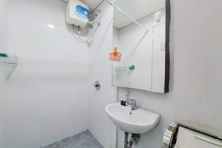 Legok: Minimalist And Warm Studio Room (No Kitchen) Kubikahomy Apartment