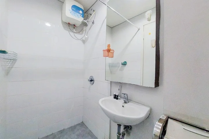 Legok: Minimalist And Warm Studio Room (No Kitchen) Kubikahomy Apartment