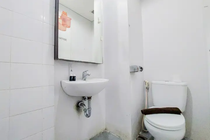 Legok: Minimalist And Warm Studio Room (No Kitchen) Kubikahomy Apartment