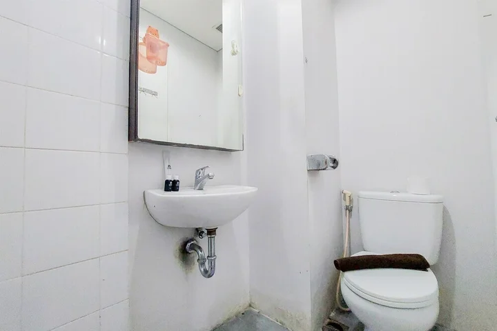 Legok: Minimalist And Warm Studio Room (No Kitchen) Kubikahomy Apartment
