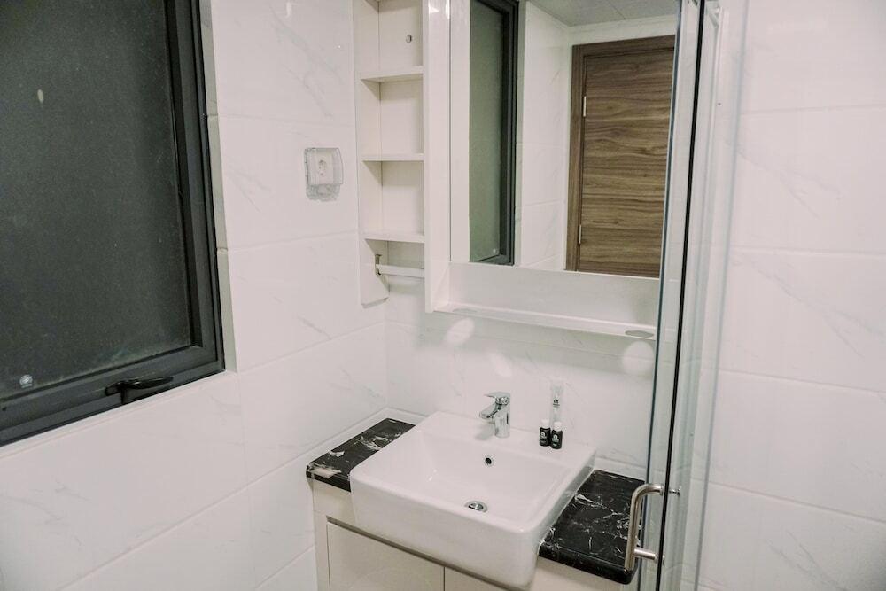 Legok: Homey And Spacious 3Br At Sky House Bsd Apartment