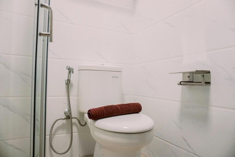 Legok: Homey And Spacious 3Br At Sky House Bsd Apartment