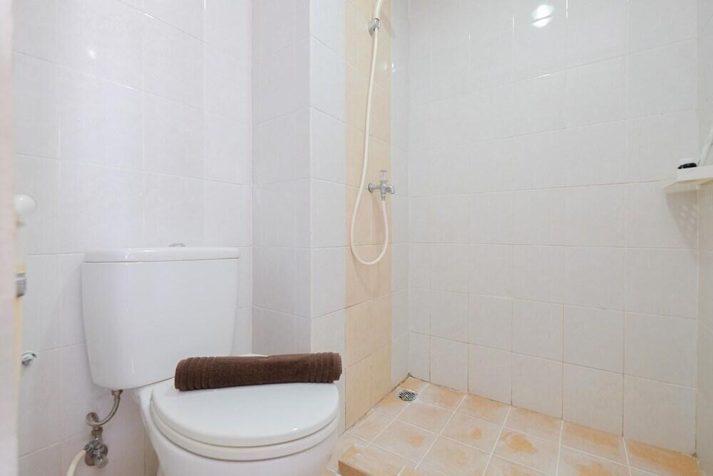 Депок: Homey And Warm Studio Room At Taman Melati Margonda Apartment