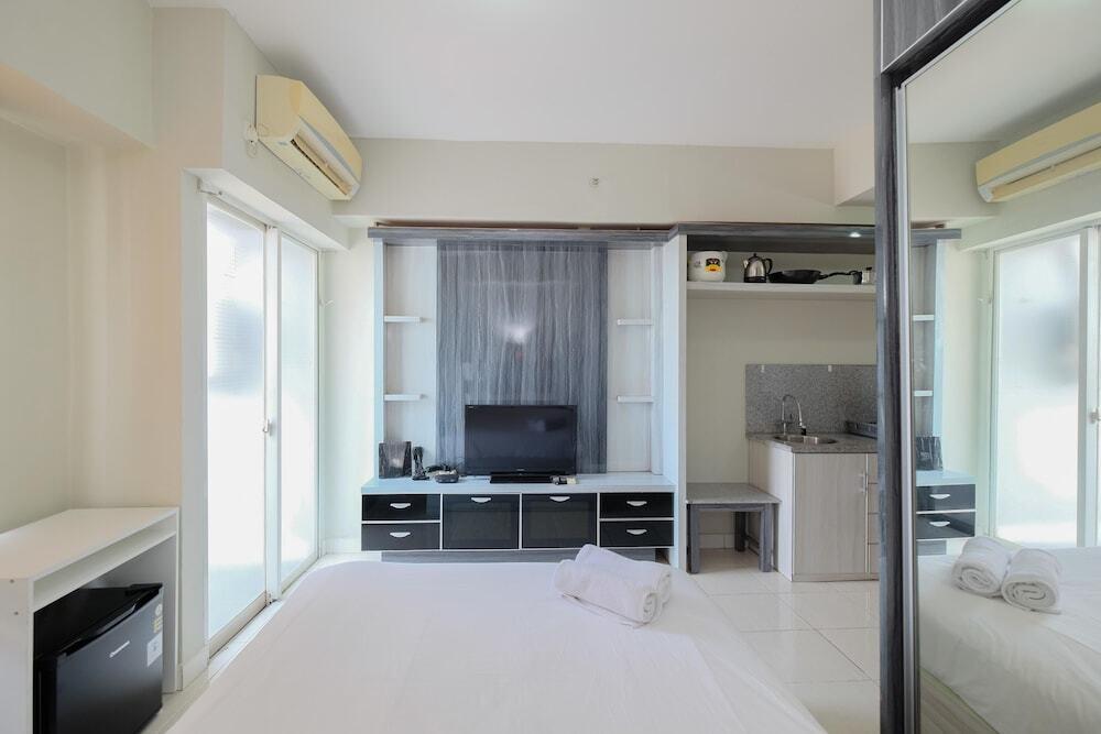 Homey And Warm Studio Room At Taman Melati Margonda Apartment — фото 5