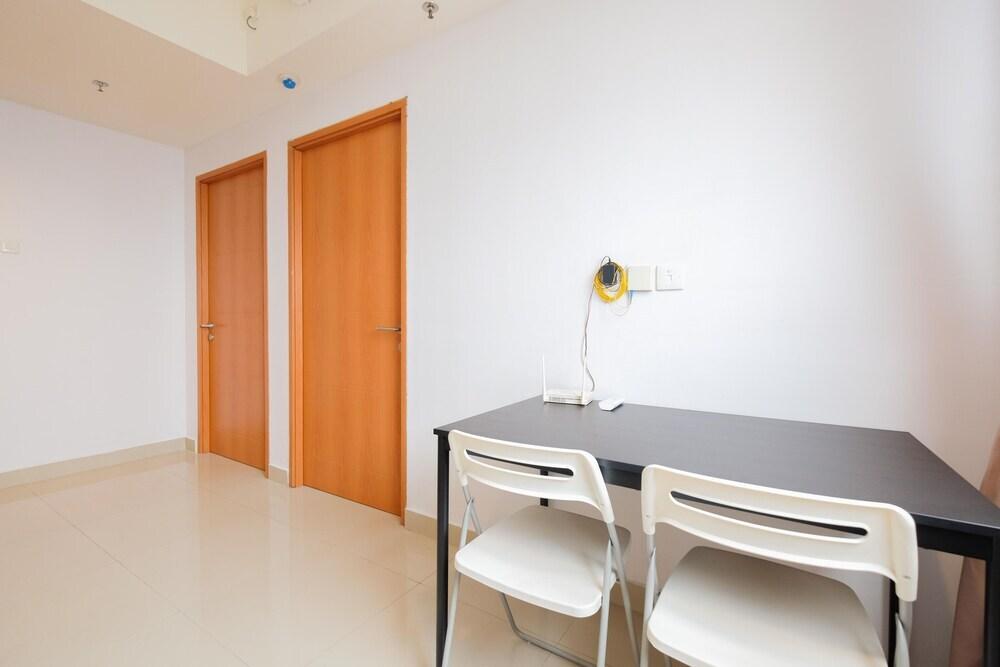 Депок: Minimalist 1Br With Extra Room At Evenciio Margonda Apartment