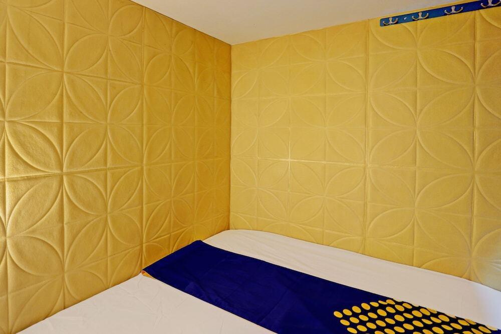 Сурабая: SPOT ON 92980 Luxury Capsule Homestay