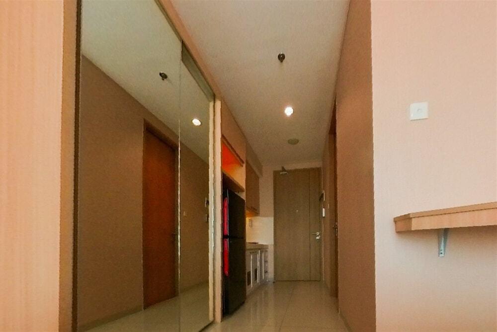 Тангеранг: Homey And Modern Studio At Tree Park City Cikokol Apartment
