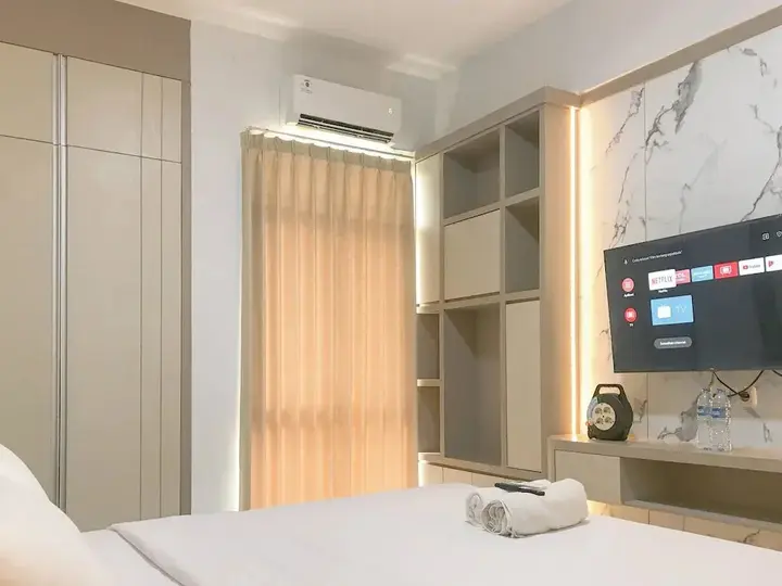 Сурабая: Modern Studio at Bale Hinggil Apartment