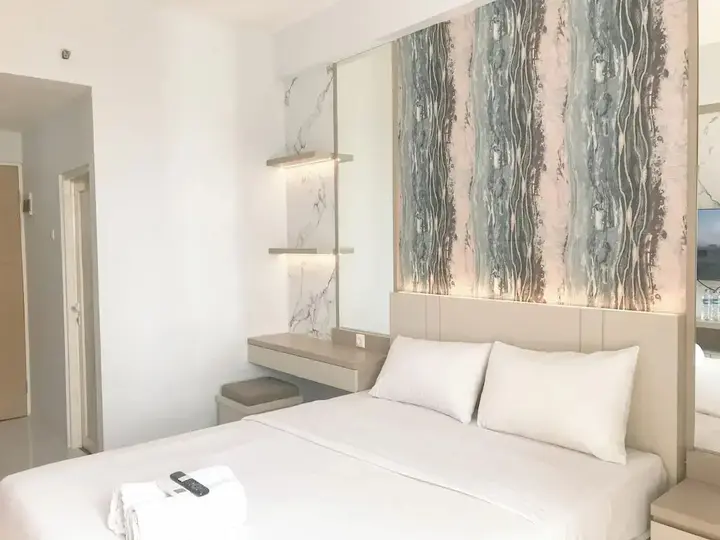 Сурабая: Modern Studio at Bale Hinggil Apartment