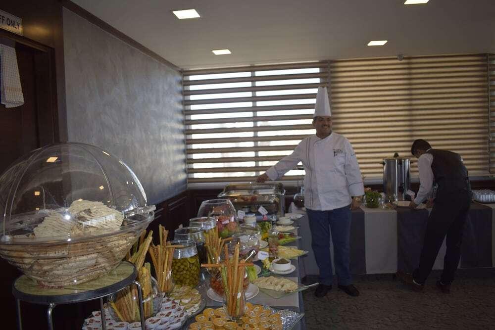 Амман: Shams Al Weibdeh Hotel Apartment