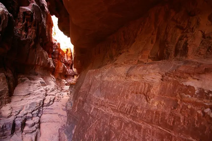Вади-Рум: Wadi Rum Full Moon Camp & Tours