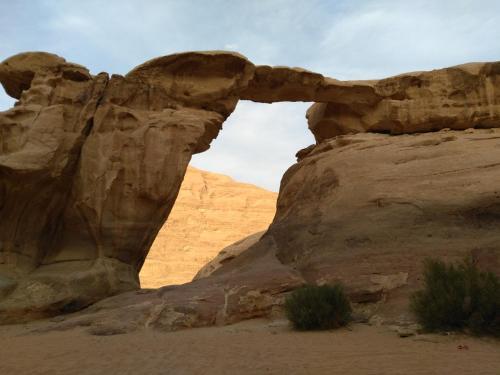 Вади-Рум: Wadi Rum Cave Camp