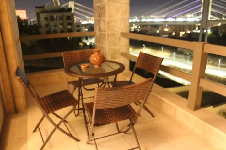 Амман: Elegant Modern & Style Hillview Balcony