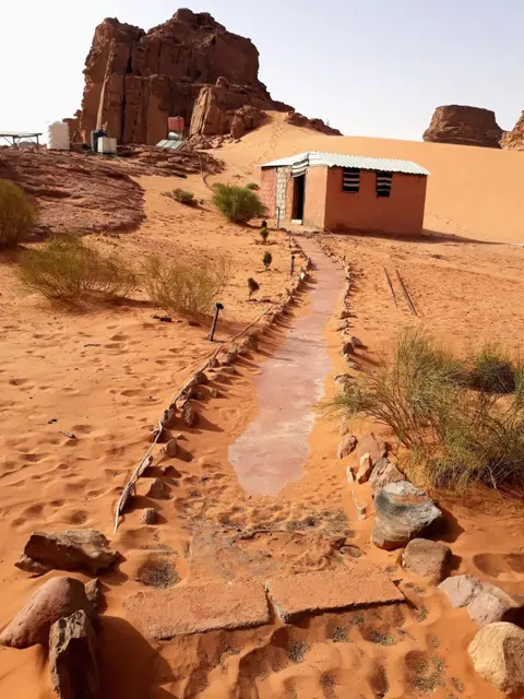 Вади-Рум: Martian desert camp