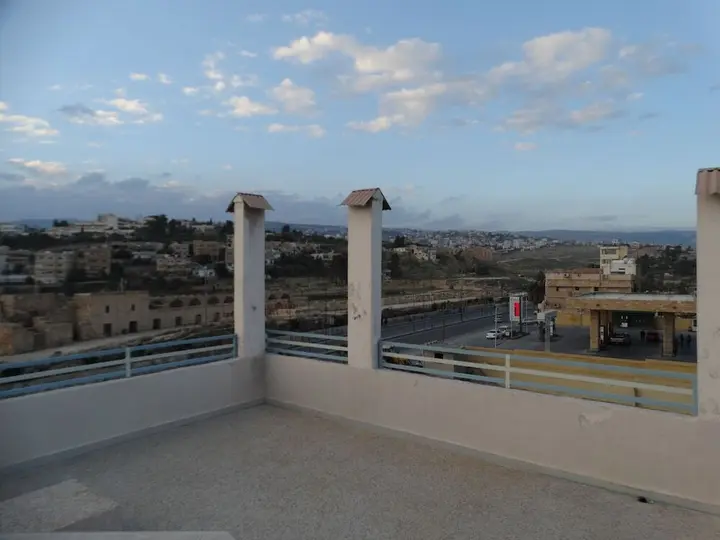 Солт: Hadrian's Gate Hotel