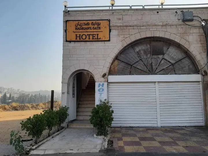 Солт: Hadrian's Gate Hotel