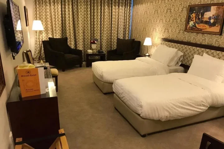Солт: Strand Hotel