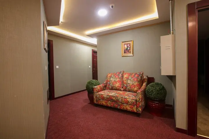 Солт: Strand Hotel