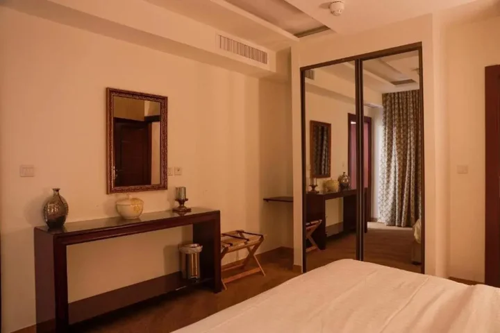 Солт: Strand Hotel