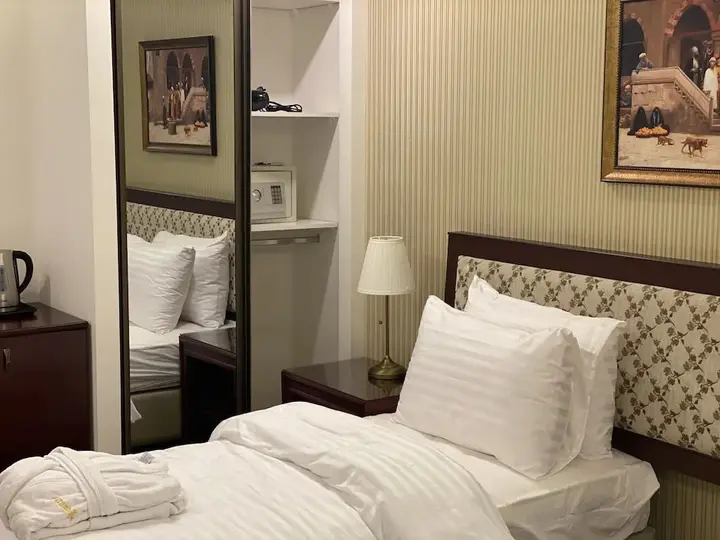 Солт: Strand Hotel