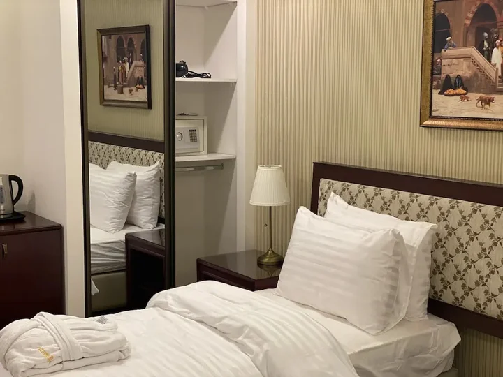 Солт: Strand Hotel