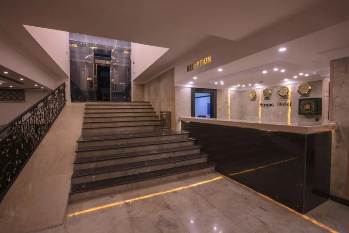 Солт: Strand Hotel