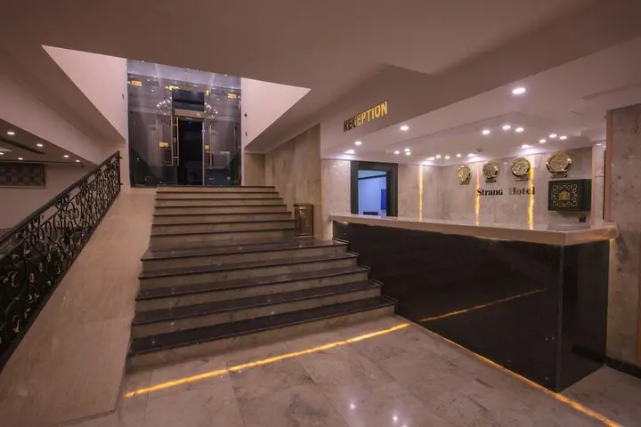 Солт: Strand Hotel