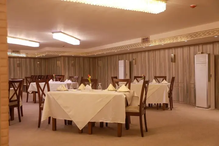 Солт: Strand Hotel