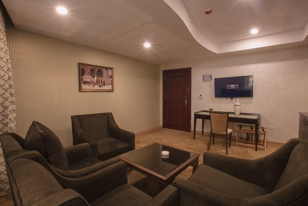 Солт: Strand Hotel
