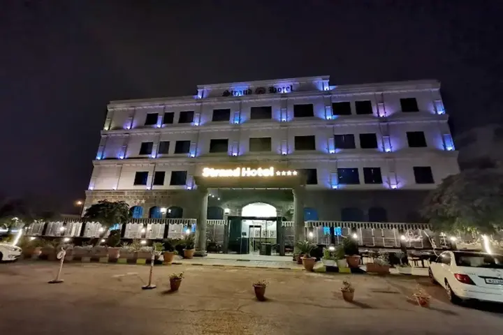 Солт: Strand Hotel