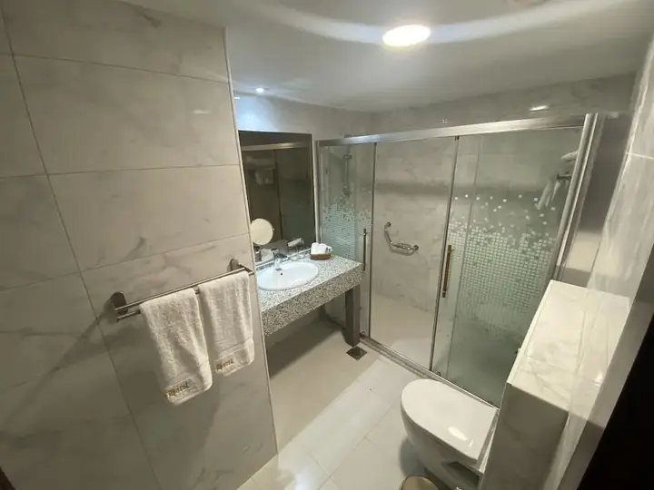 Солт: Strand Hotel