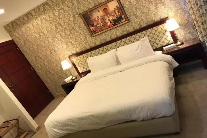 Солт: Strand Hotel