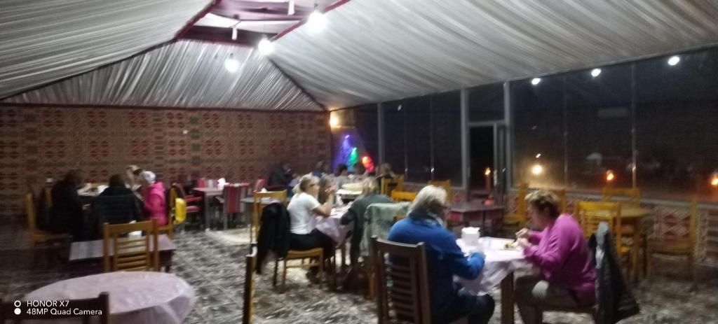 Вади-Рум: Glamping at wadi rum under the sun