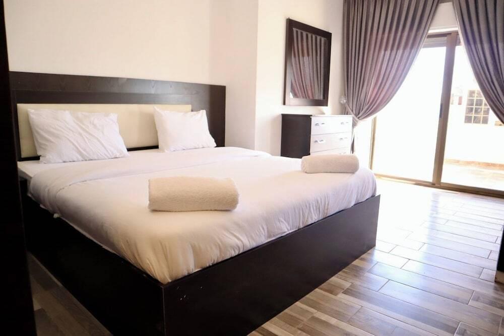 Амман: Abdoun Rooftop 2bedroom Kh&sh 02
