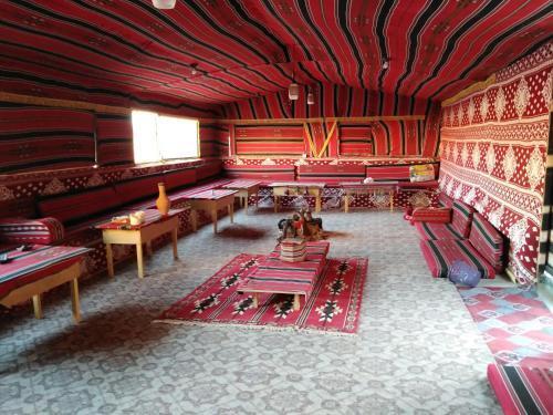 Вади-Рум: Wadi Rum White Mountain Camp