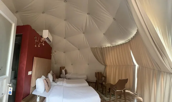 Вади-Рум: Luxury purple bubble tents