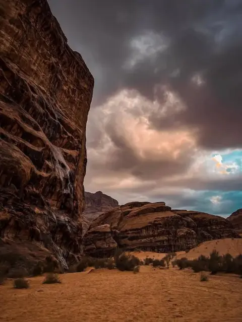 Вади-Рум: Moon life in Wadi Rum