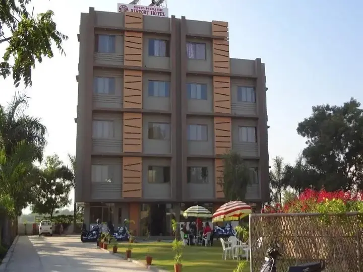 Удаипур: SNP House Airport Hotel & Restaurant