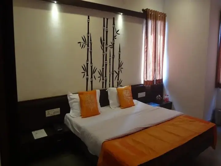 Удаипур: SNP House Airport Hotel & Restaurant