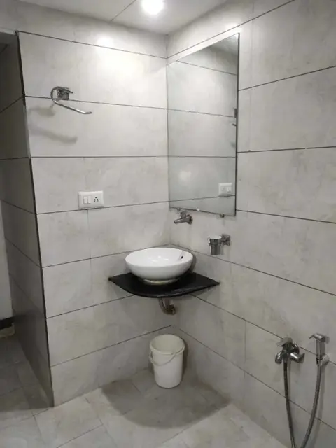 Патан: Hotel Luxura