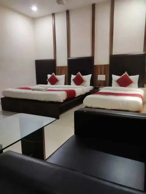 Патан: Hotel Luxura