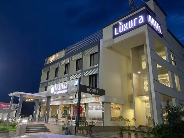 Патан: Hotel Luxura