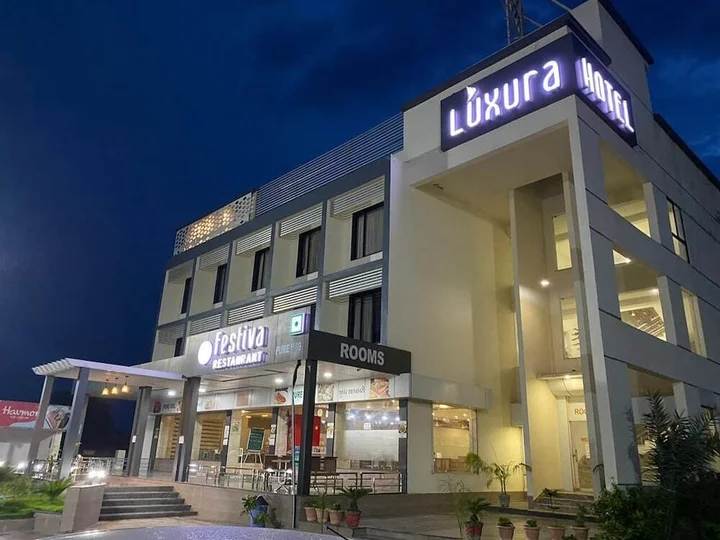 Патан: Hotel Luxura