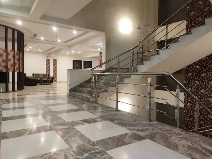 Патан: Hotel Luxura