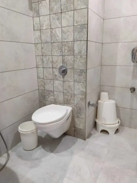 Патан: Hotel Luxura