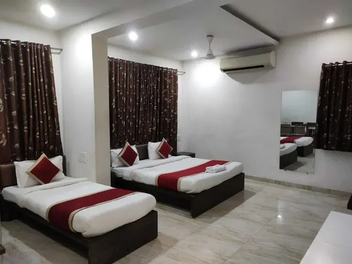 Патан: Hotel Luxura