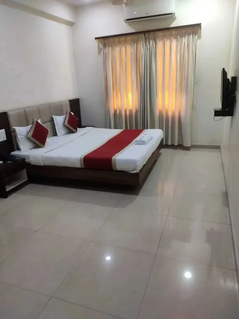 Патан: Hotel Luxura