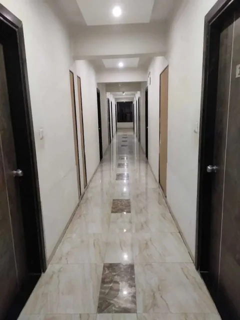 Патан: Hotel Luxura