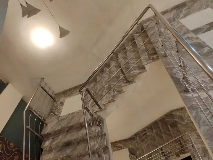 Патан: Hotel Luxura